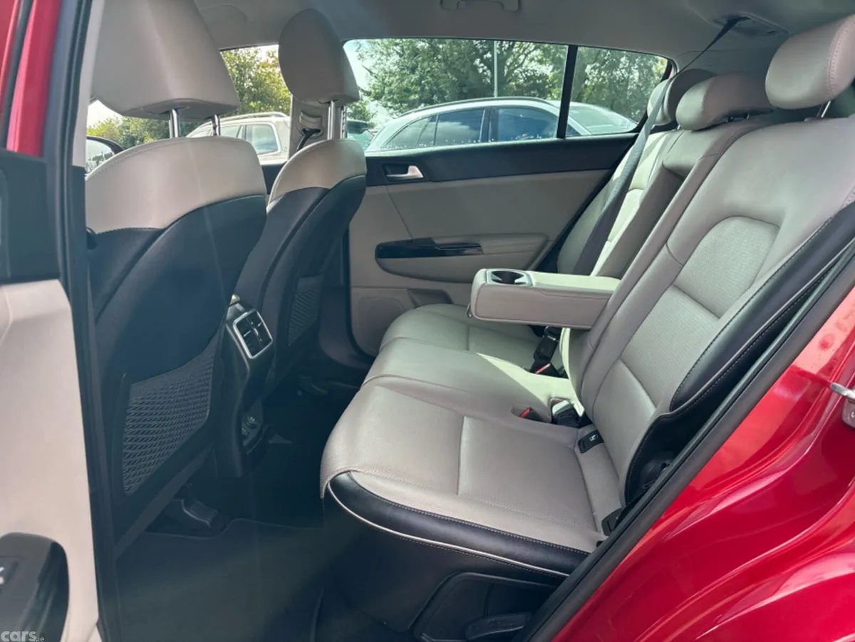 Kia Sportage MPV, Diesel Hybrid, 2021, Red