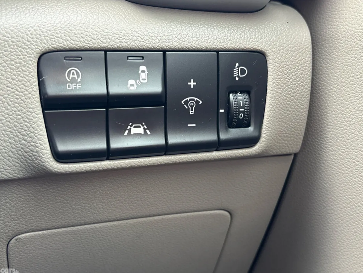 Kia Sportage MPV, Diesel Hybrid, 2021, Red