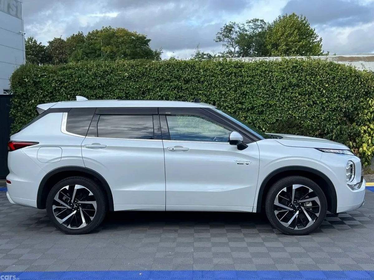 Mitsubishi Outlander SUV, Petrol Hybrid, 2023, White