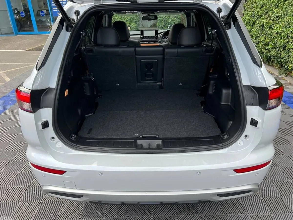 Mitsubishi Outlander SUV, Petrol Hybrid, 2023, White