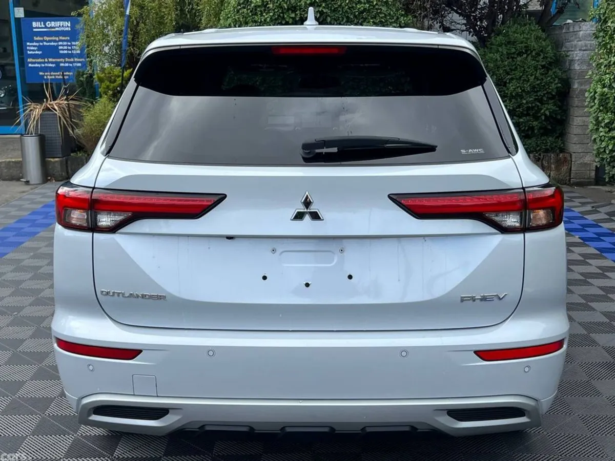 Mitsubishi Outlander SUV, Petrol Hybrid, 2023, White