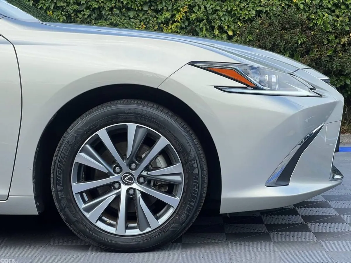 Lexus ES Saloon, Petrol Hybrid, 2021, Gold