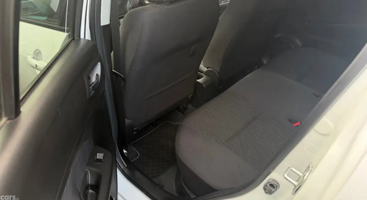Suzuki Swift Hatchback, Petrol, 2013, White