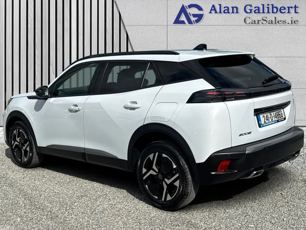 Peugeot 2008 MPV, Petrol, 2024, White
