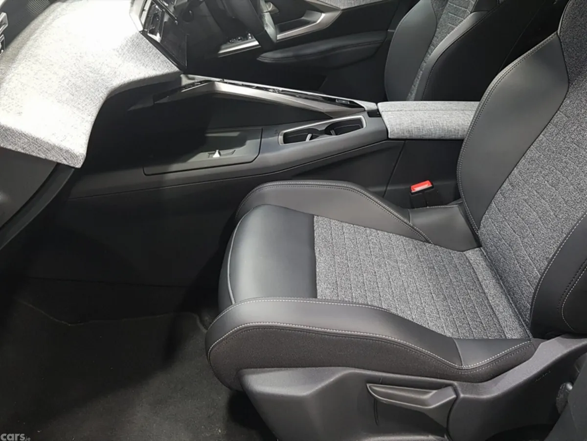 Peugeot 3008 MPV, Petrol, 2026, Blue