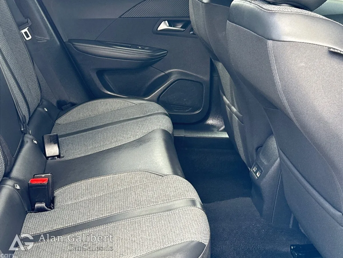 Peugeot 2008 MPV, Petrol, 2024, White