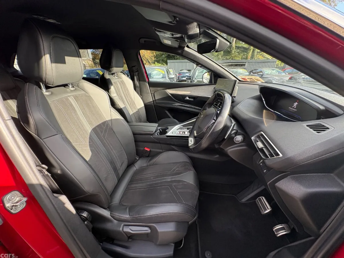 Peugeot 5008 MPV, Diesel, 2021, Red