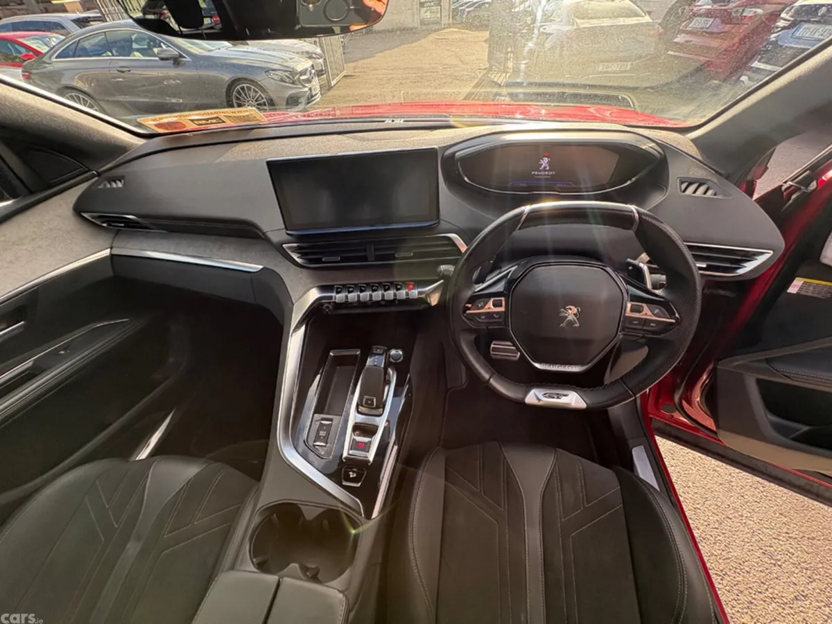Peugeot 5008 MPV, Diesel, 2021, Red