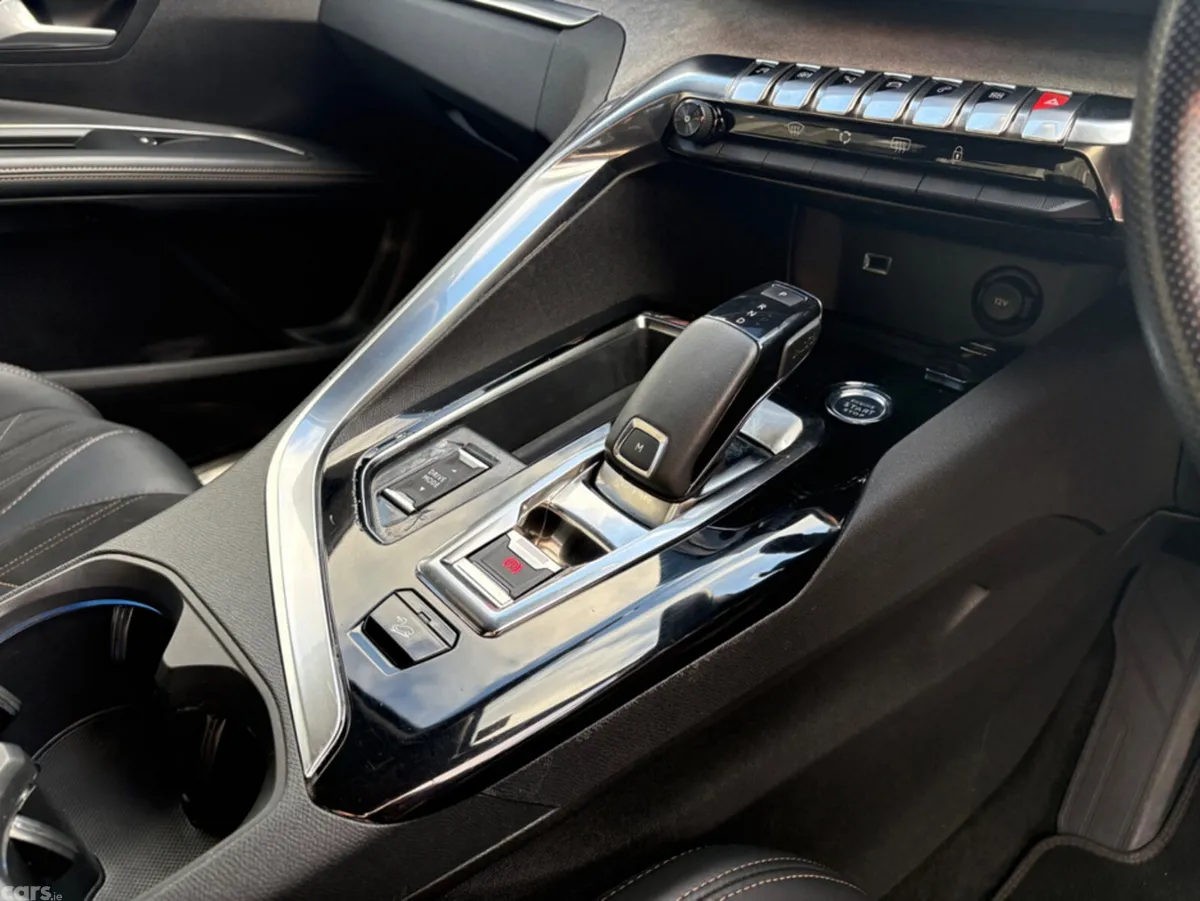 Peugeot 5008 MPV, Diesel, 2021, Red