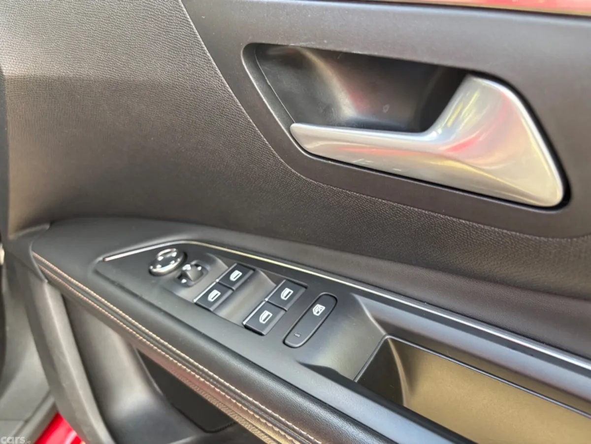 Peugeot 5008 MPV, Diesel, 2021, Red
