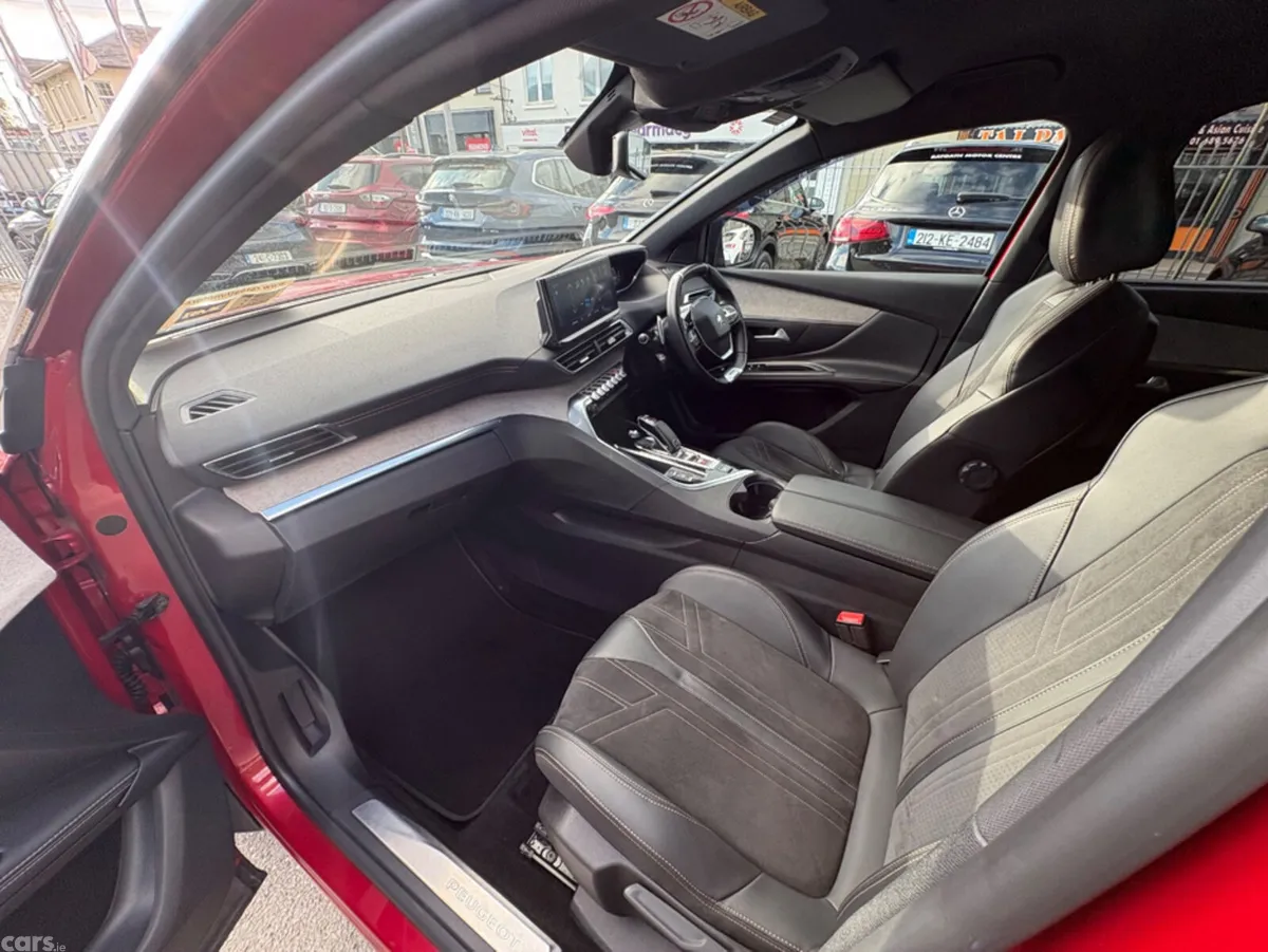 Peugeot 5008 MPV, Diesel, 2021, Red