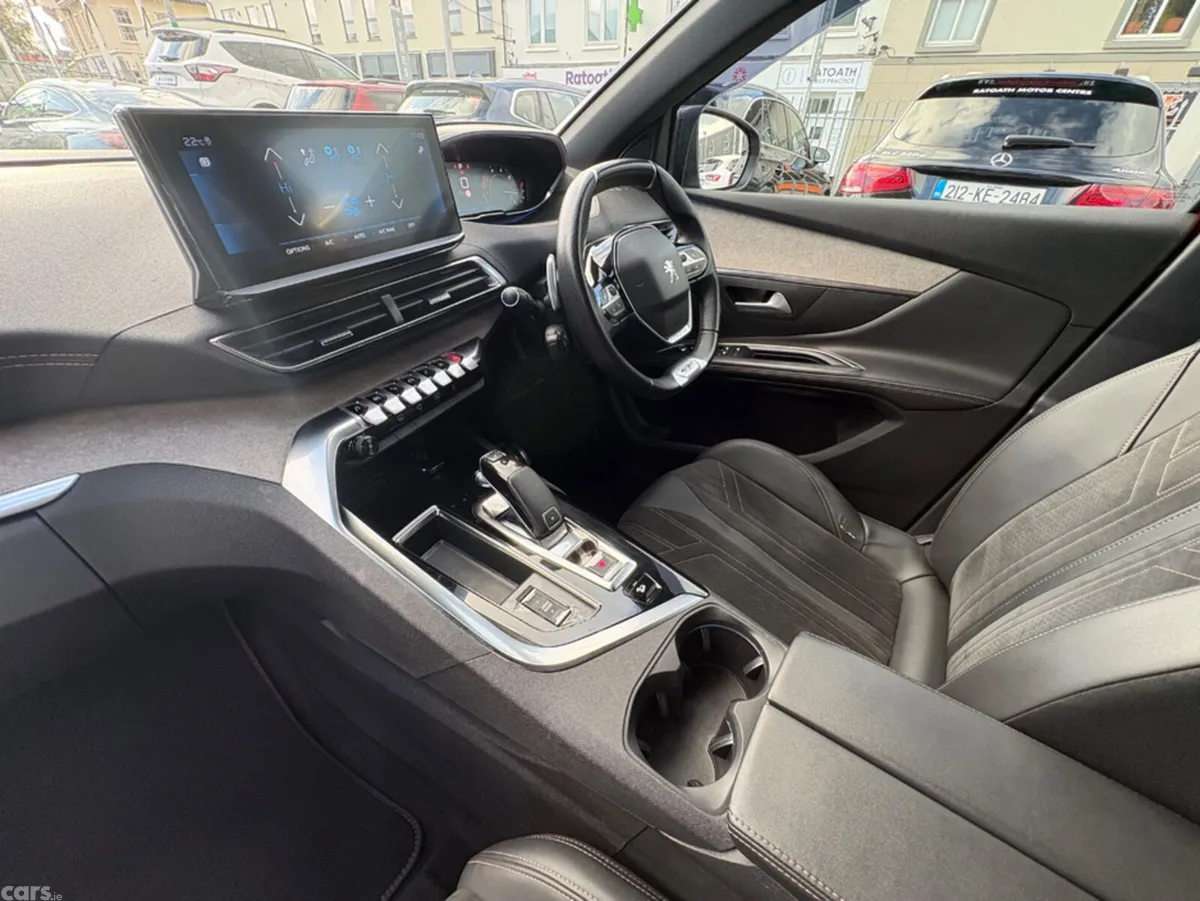 Peugeot 5008 MPV, Diesel, 2021, Red