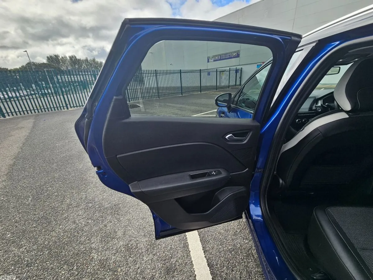Renault Captur Hatchback, Petrol, 2022, Blue