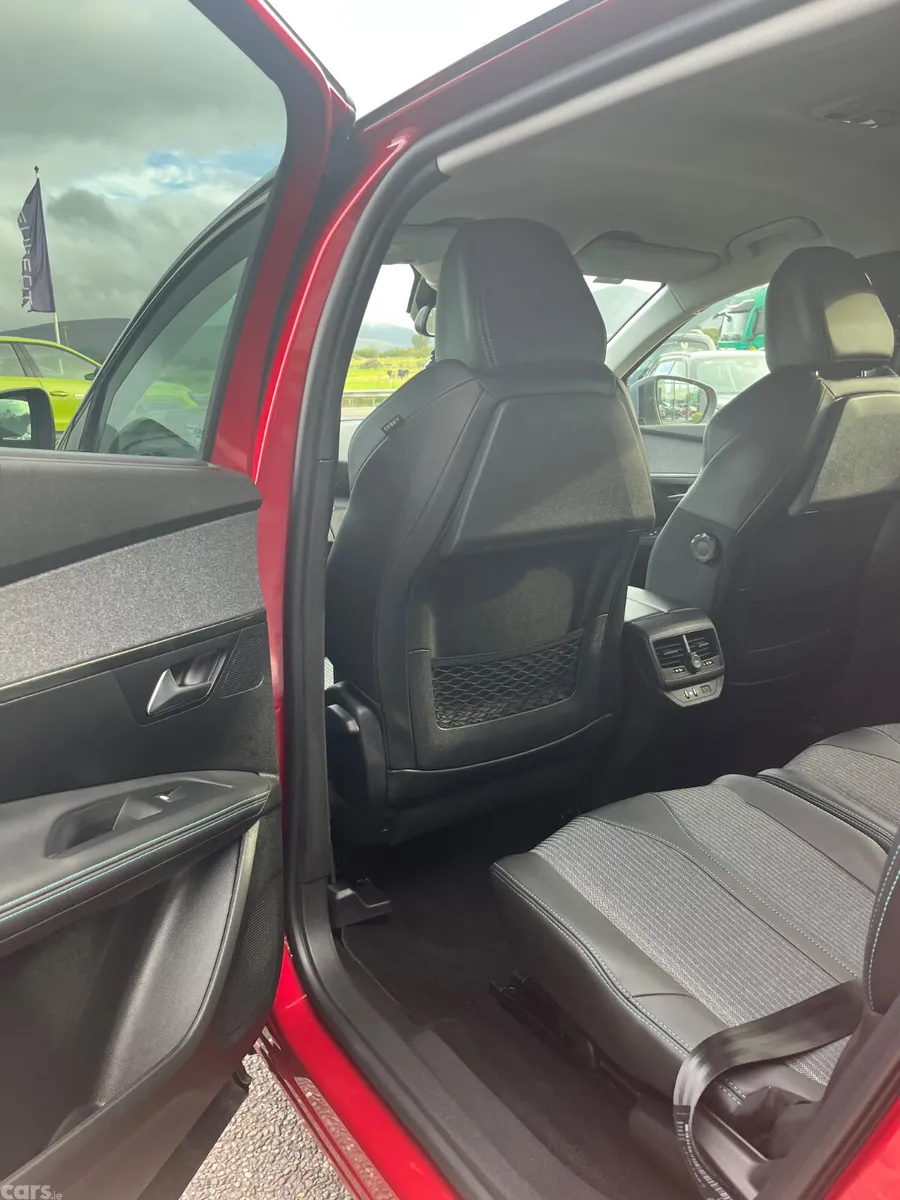 Peugeot 5008 MPV, Diesel, 2022, Red