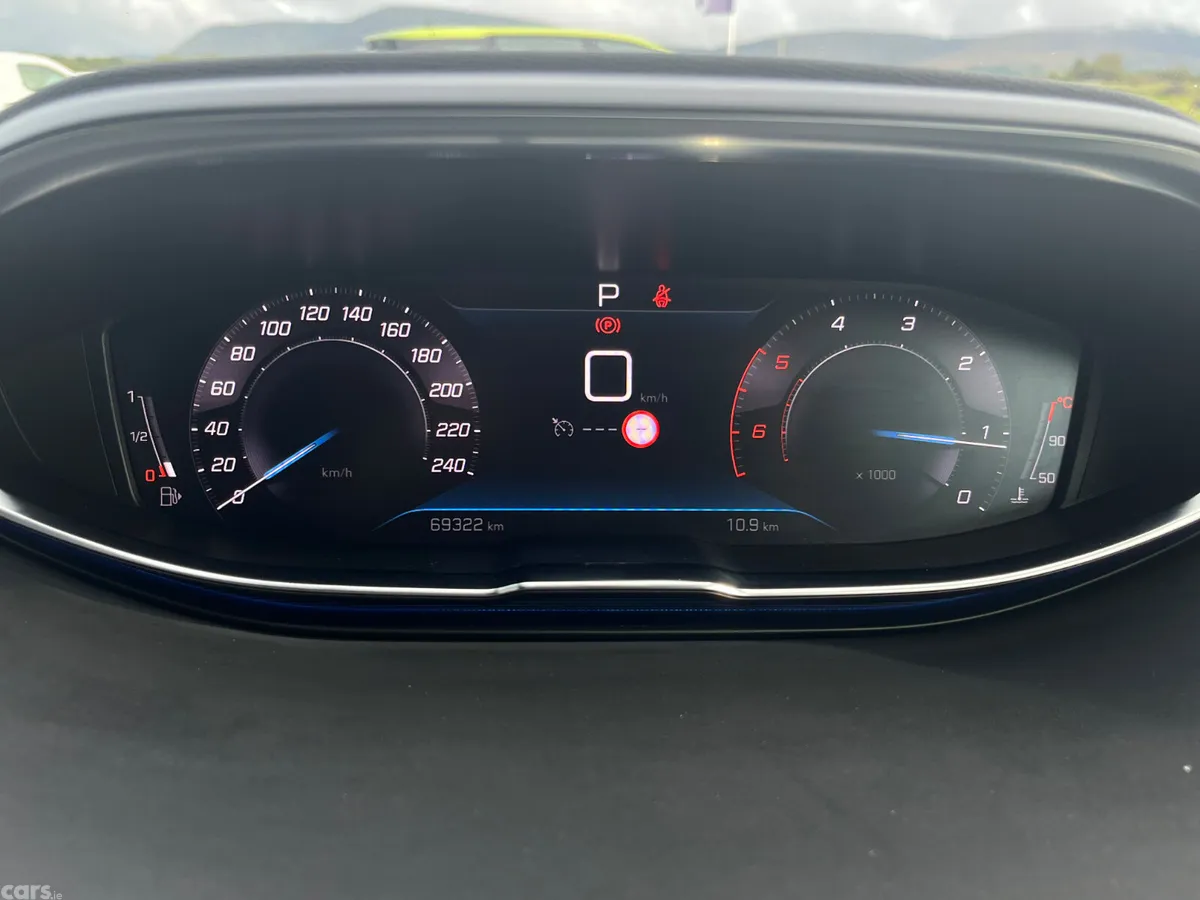 Peugeot 5008 MPV, Diesel, 2022, Red