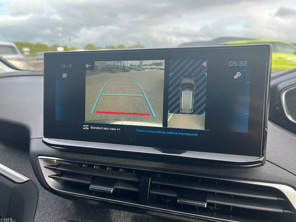 Peugeot 5008 MPV, Diesel, 2022, Red