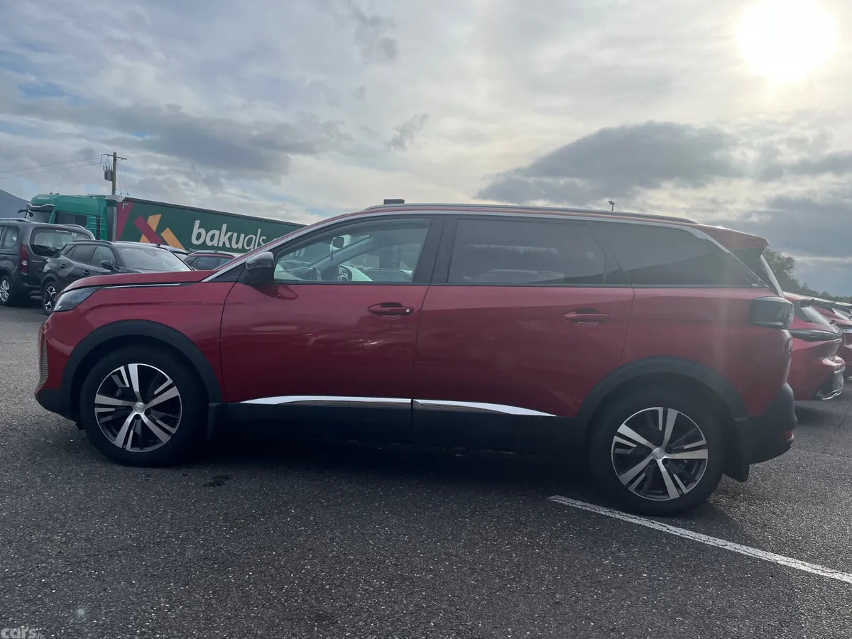 Peugeot 5008 MPV, Diesel, 2022, Red