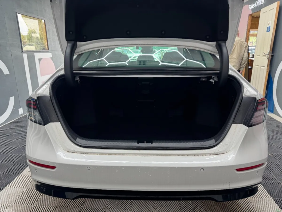 Honda Accord Saloon, Petrol Hybrid, 2024, White