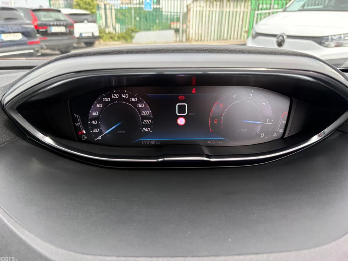 Peugeot 5008 MPV, Diesel, 2022, Grey