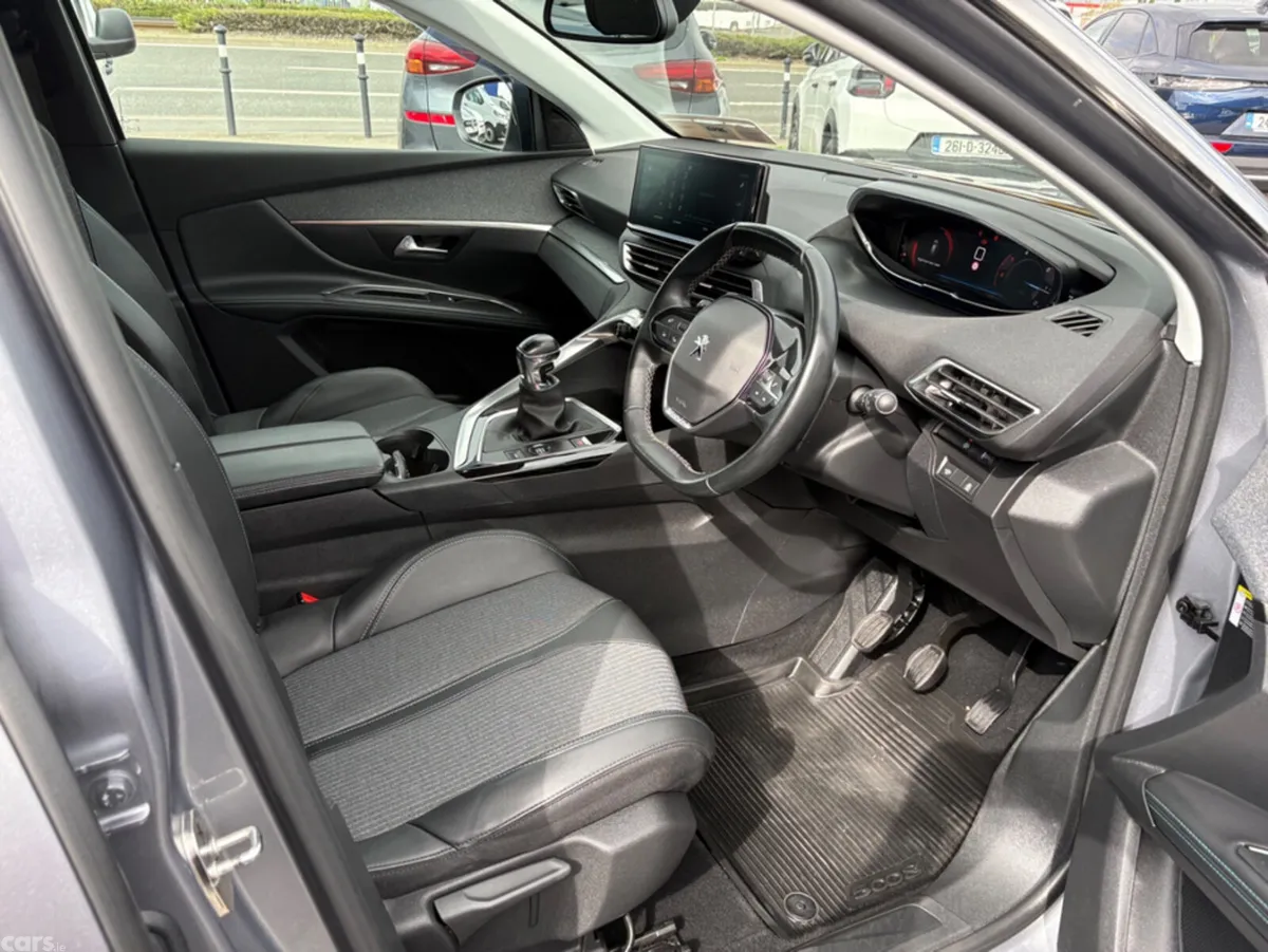 Peugeot 5008 MPV, Diesel, 2022, Grey
