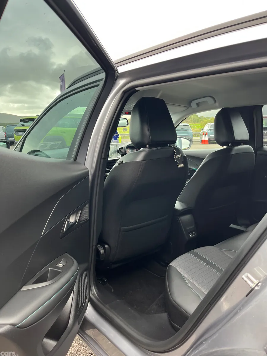 Peugeot 2008 MPV, Petrol, 2022, Grey