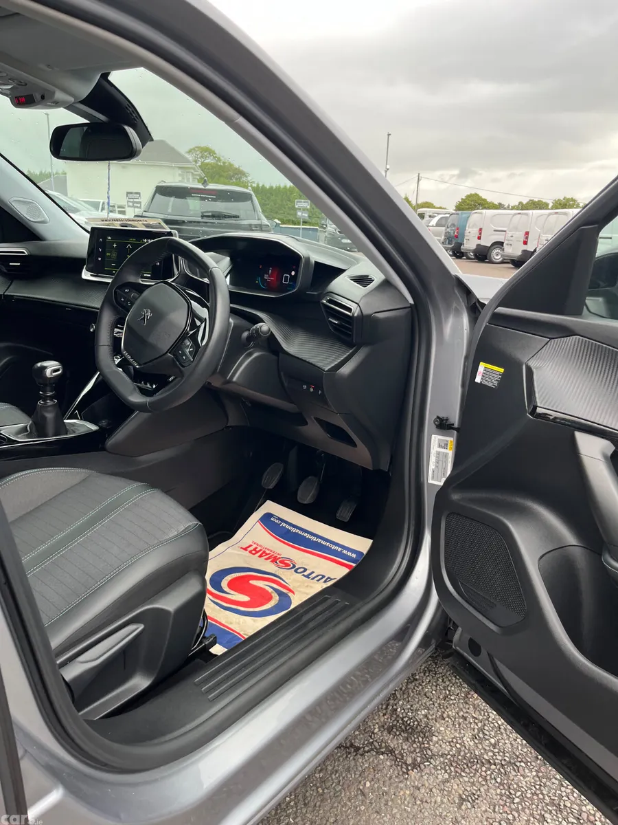 Peugeot 2008 MPV, Petrol, 2022, Grey