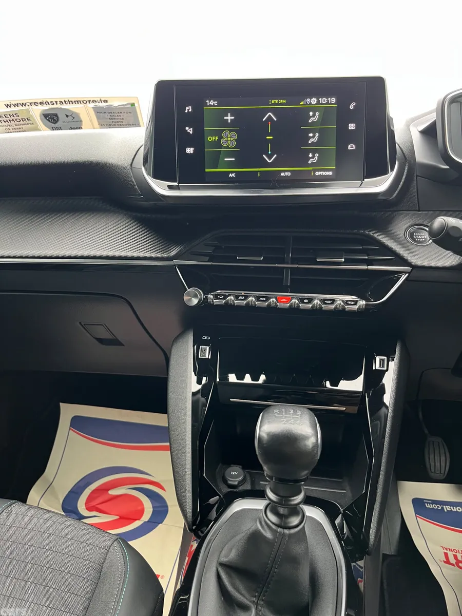 Peugeot 2008 MPV, Petrol, 2022, Grey