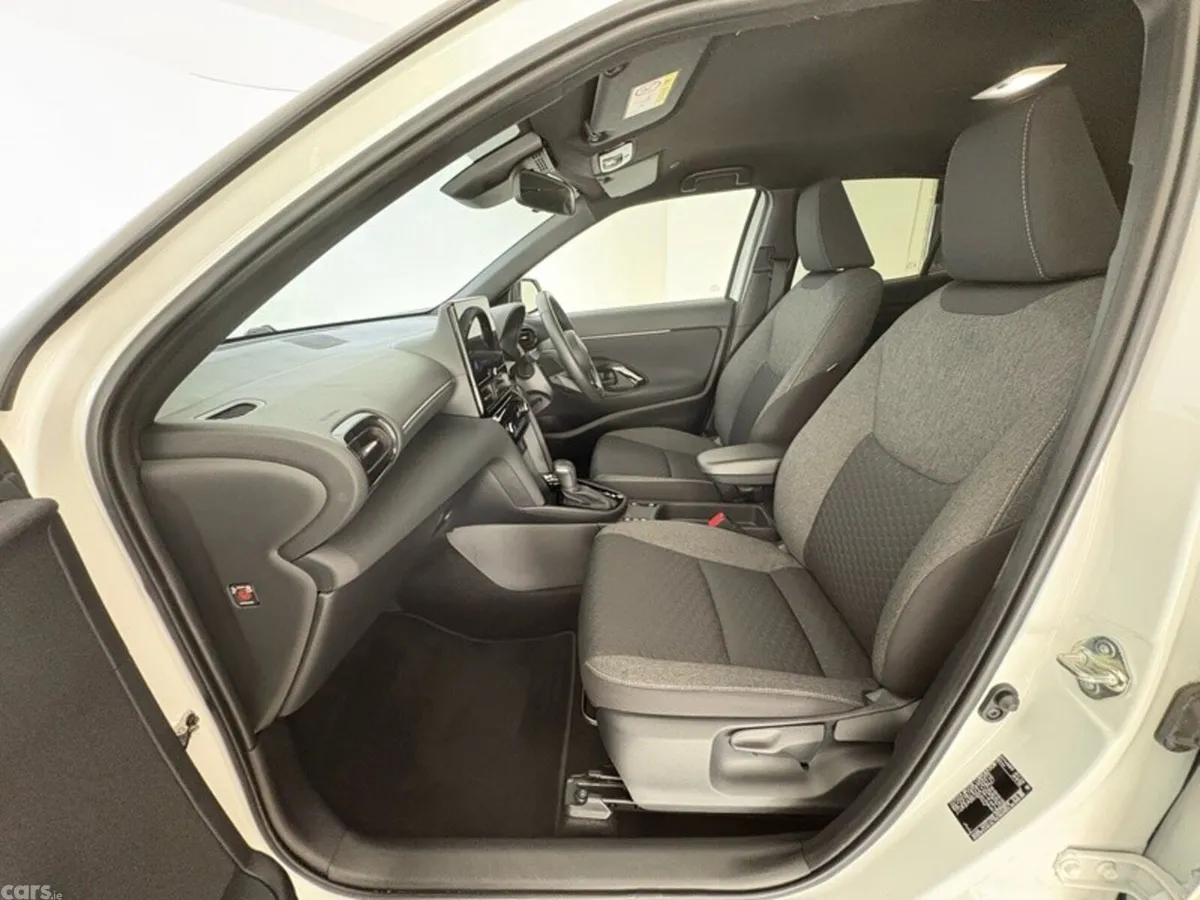 Toyota Yaris Cross Hatchback, Petrol Hybrid, 2024, White