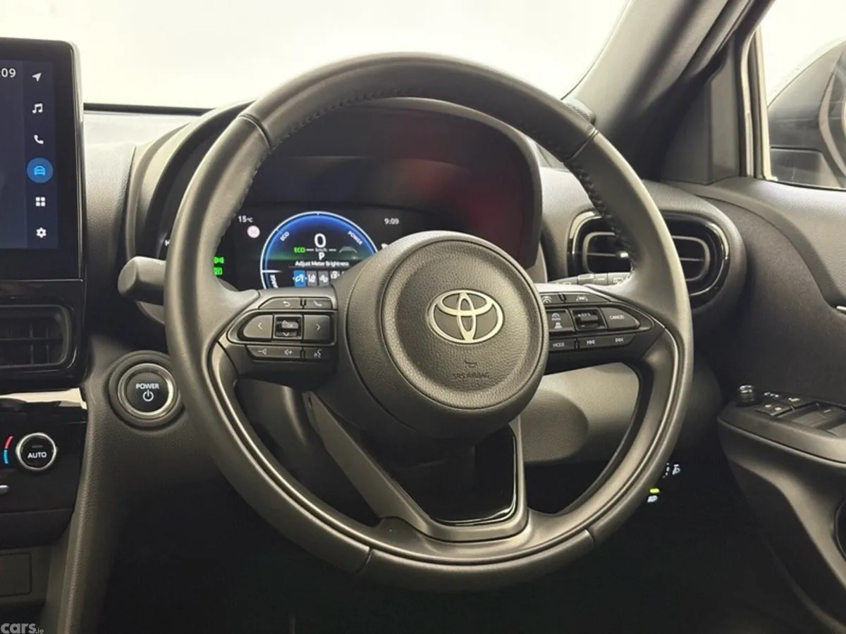 Toyota Yaris Cross Hatchback, Petrol Hybrid, 2024, White