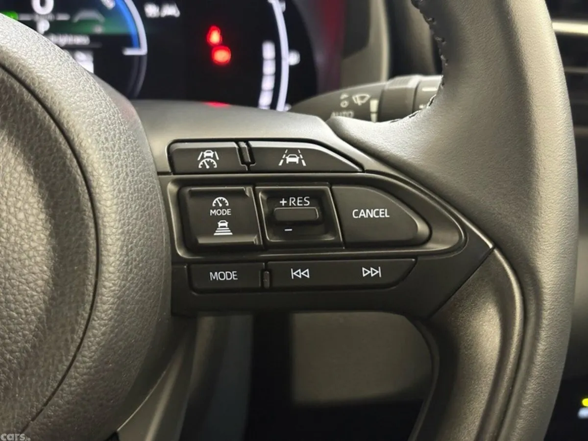 Toyota Yaris Cross Hatchback, Petrol Hybrid, 2024, White