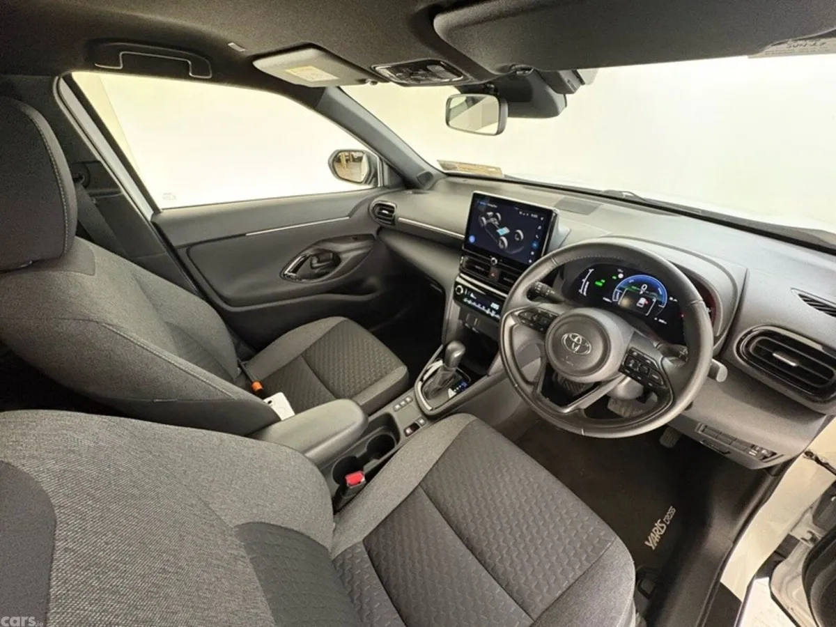 Toyota Yaris Cross Hatchback, Petrol Hybrid, 2024, White