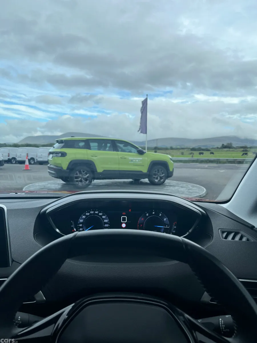 Peugeot 3008 MPV, Petrol, 2021, Red