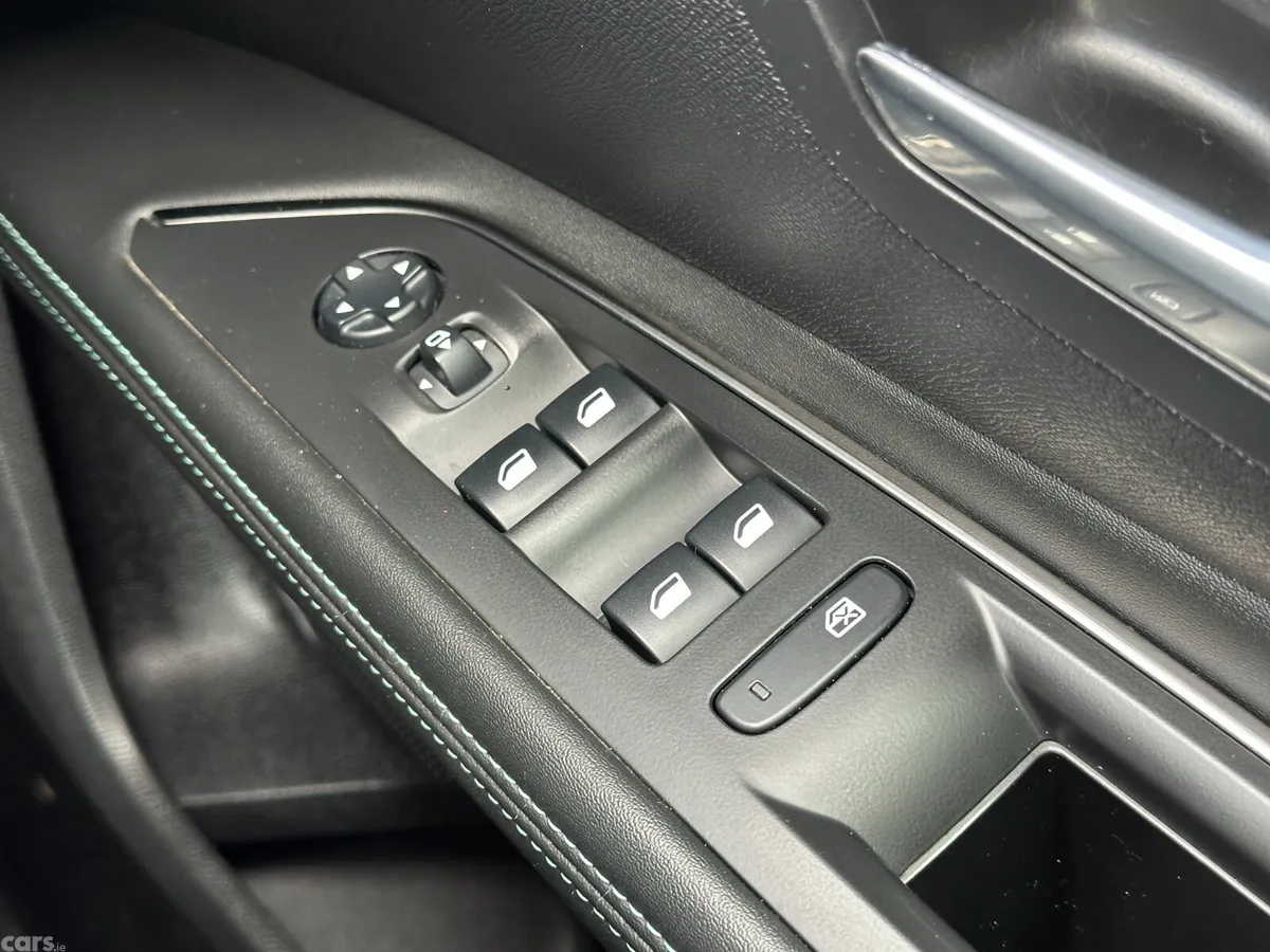 Peugeot 5008 MPV, Diesel, 2021, Black