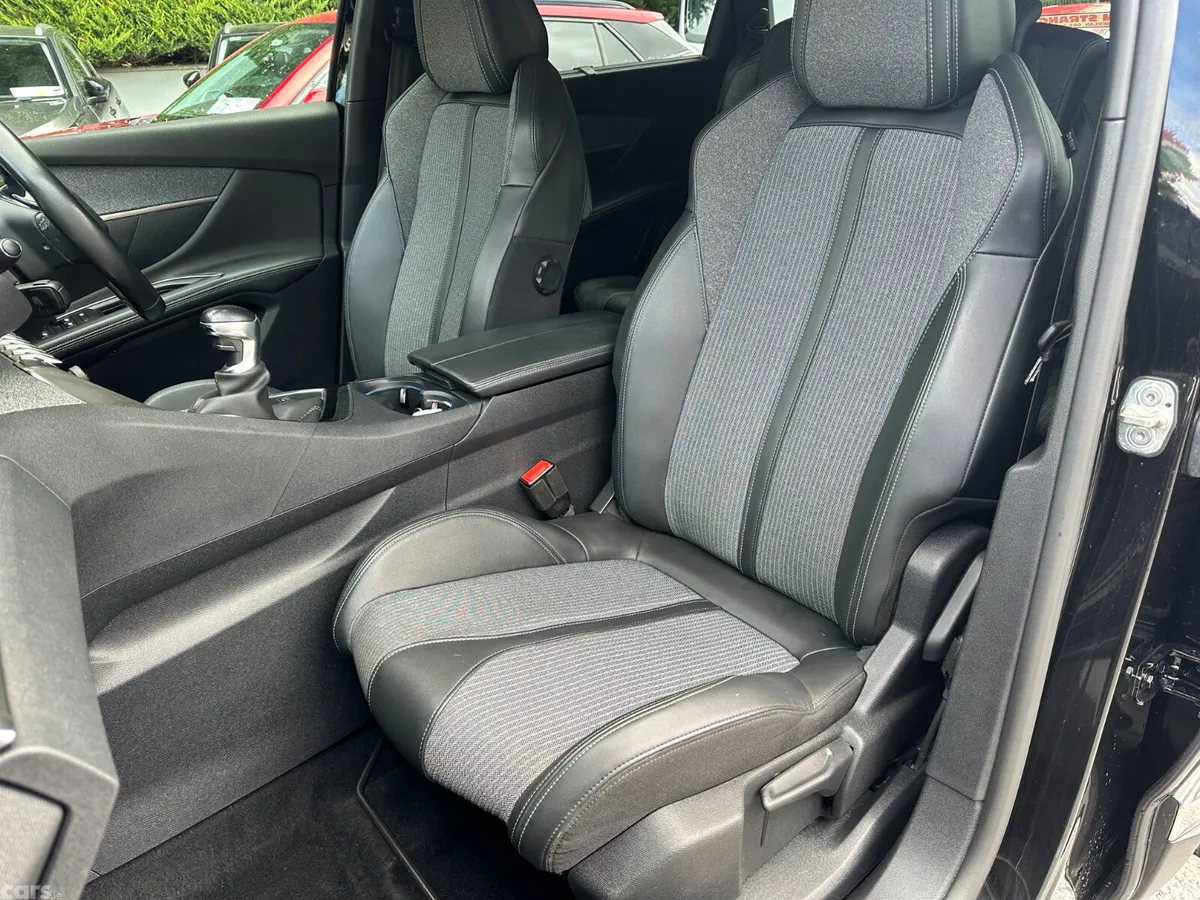 Peugeot 5008 MPV, Diesel, 2021, Black