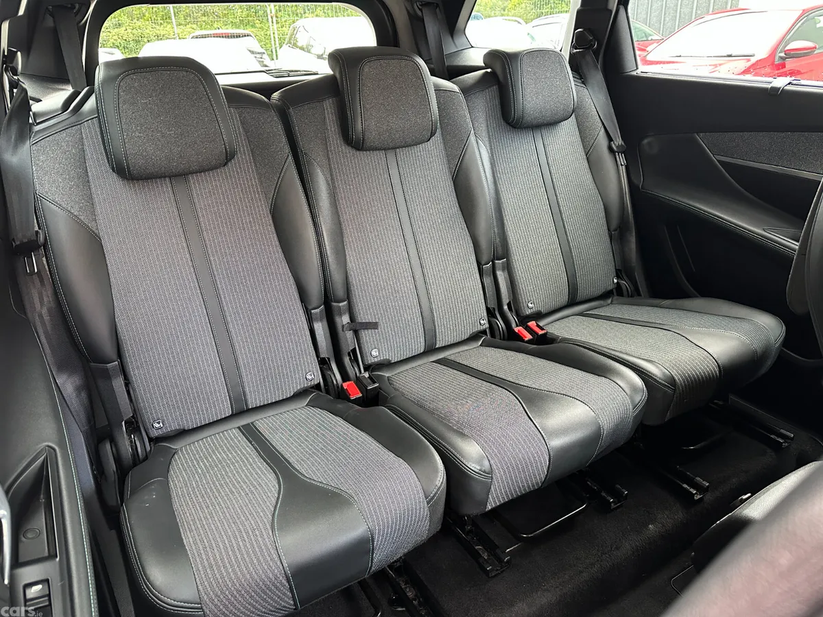 Peugeot 5008 MPV, Diesel, 2021, Black