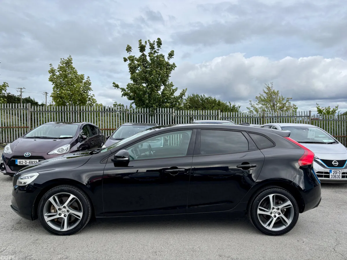 Volvo V40 Hatchback, Diesel, 2017, Black