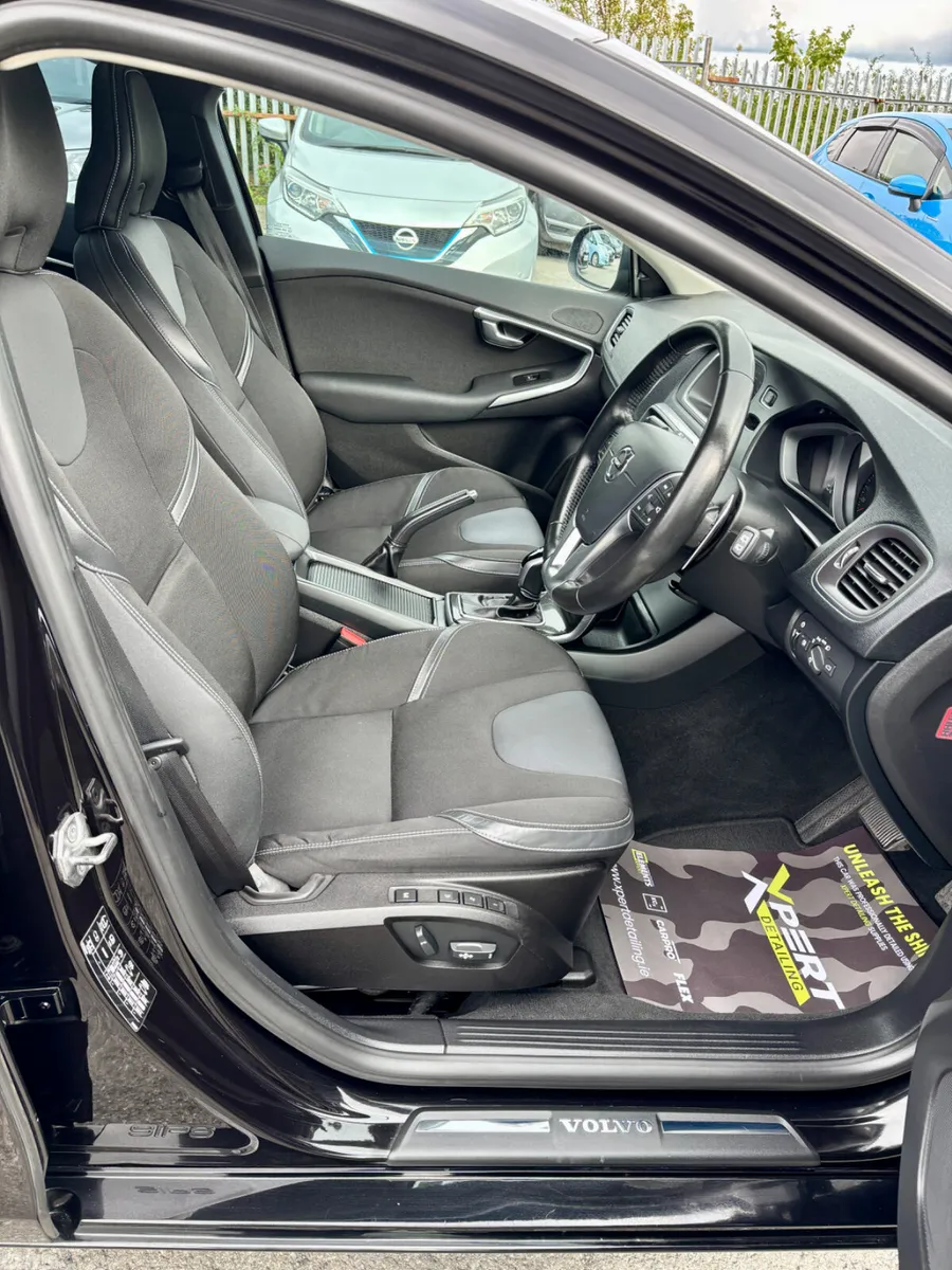 Volvo V40 Hatchback, Diesel, 2017, Black