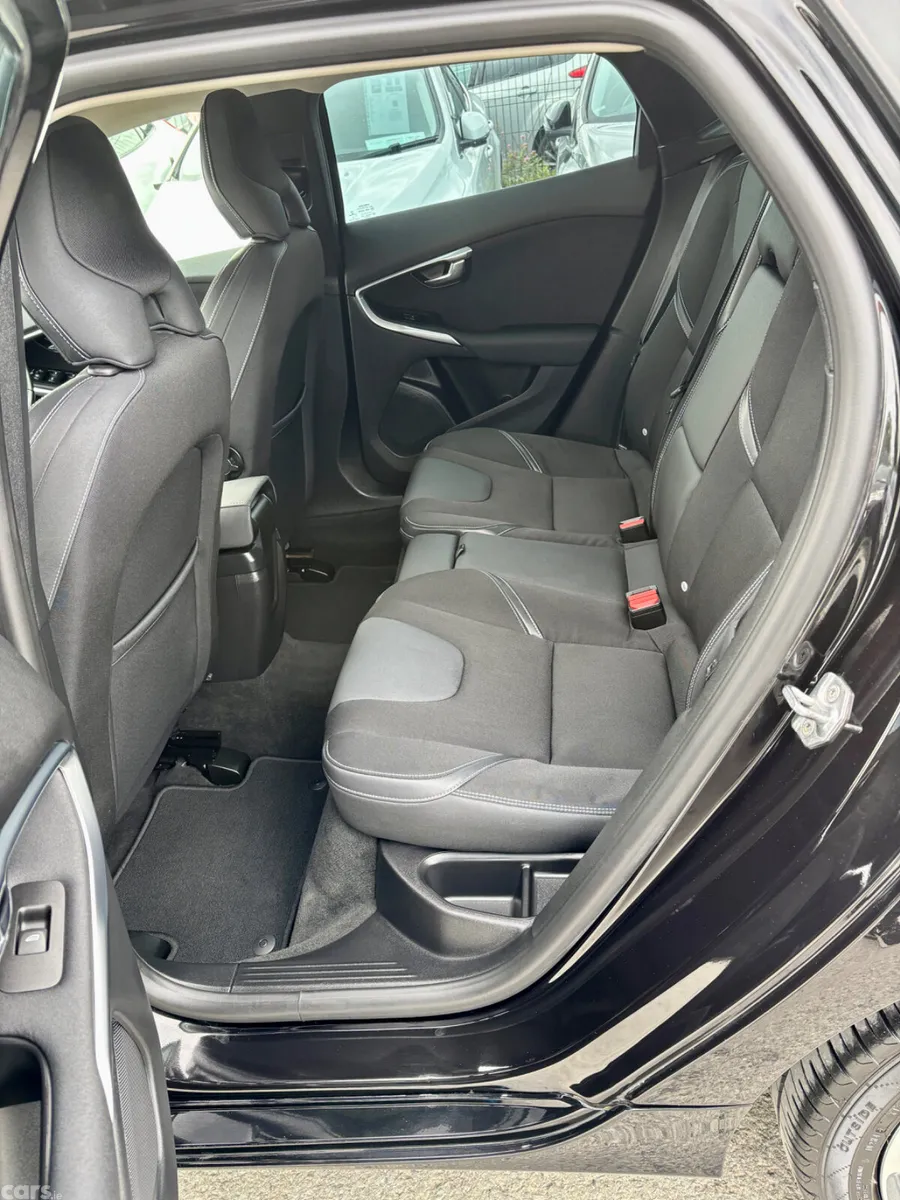 Volvo V40 Hatchback, Diesel, 2017, Black