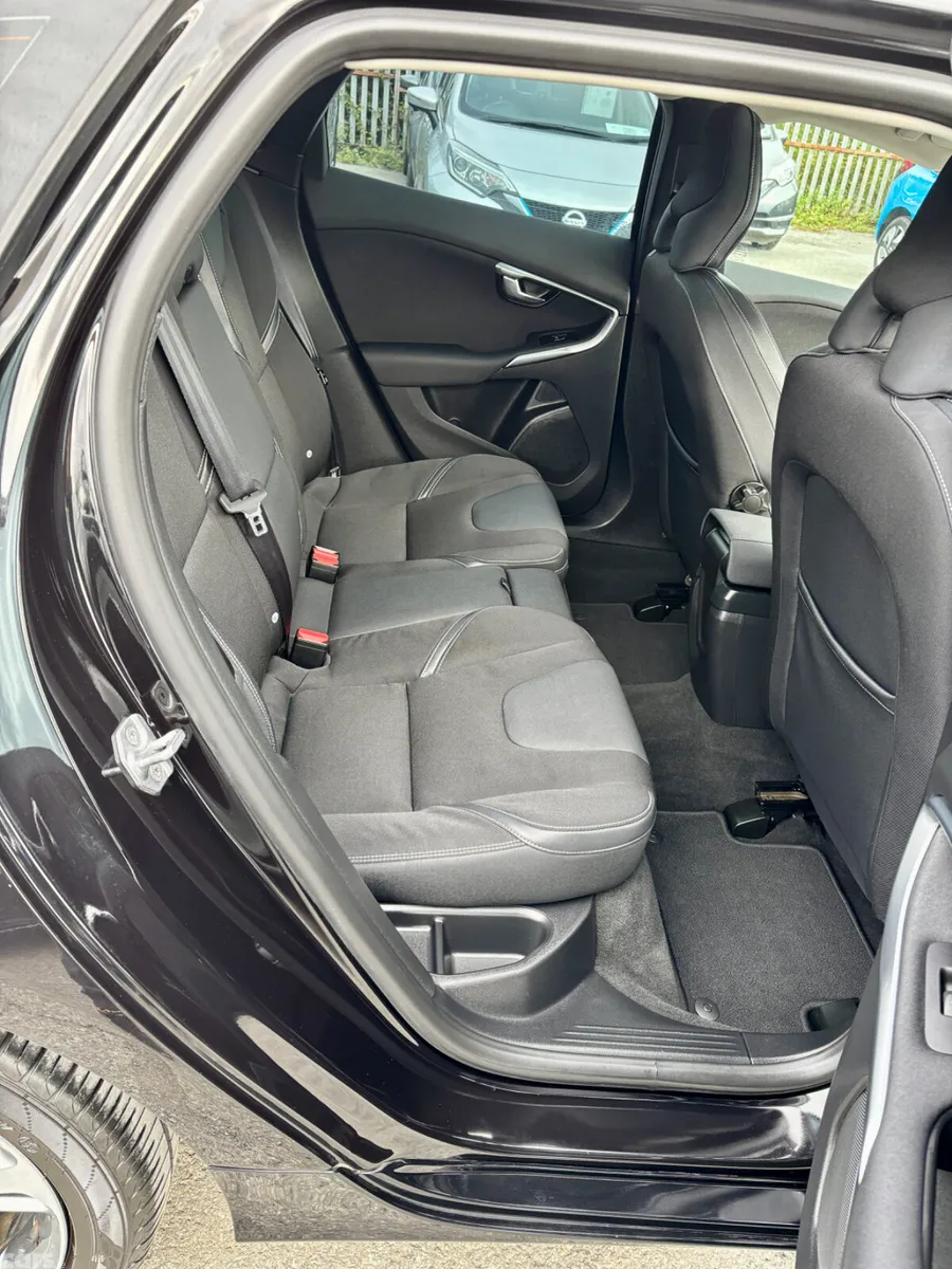 Volvo V40 Hatchback, Diesel, 2017, Black