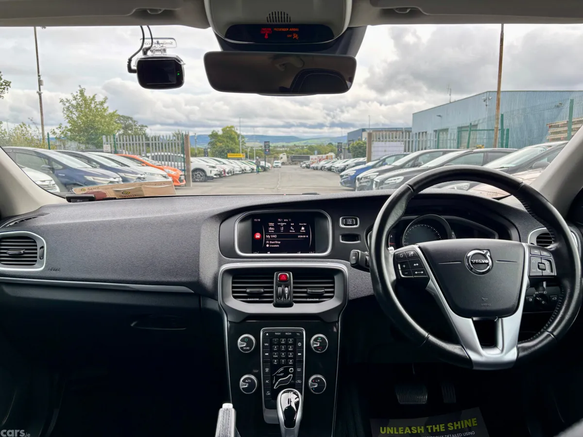 Volvo V40 Hatchback, Diesel, 2017, Black