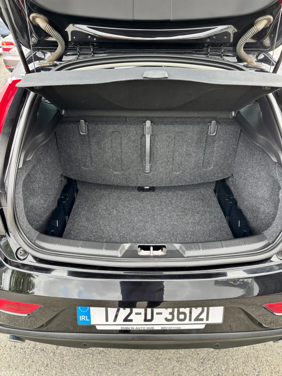 Volvo V40 Hatchback, Diesel, 2017, Black