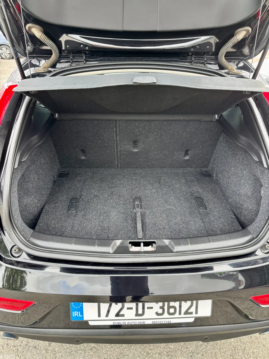Volvo V40 Hatchback, Diesel, 2017, Black
