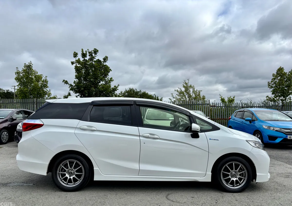 Honda Shuttle MPV, Petrol Hybrid, 2015, White