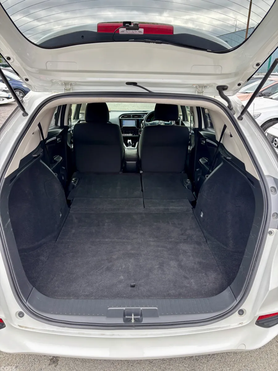 Honda Shuttle MPV, Petrol Hybrid, 2015, White