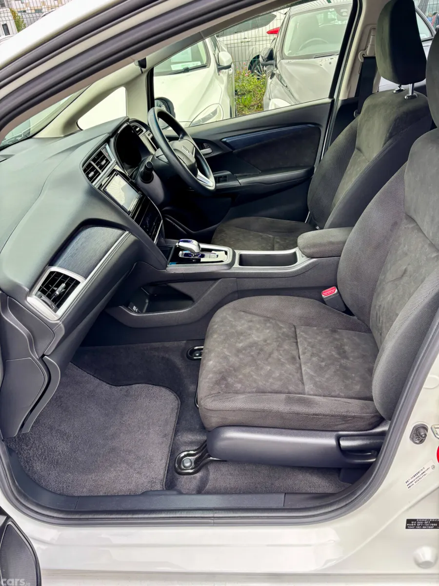 Honda Shuttle MPV, Petrol Hybrid, 2015, White