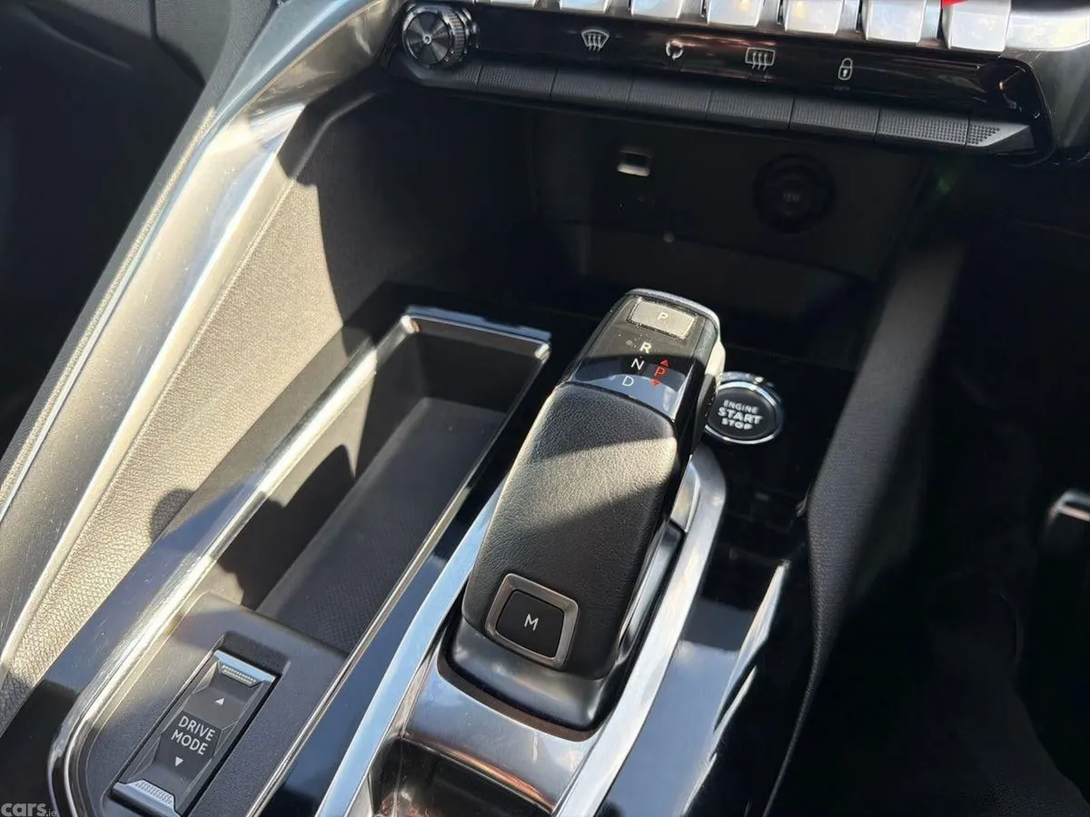 Peugeot 5008 MPV, Diesel, 2023, Blue