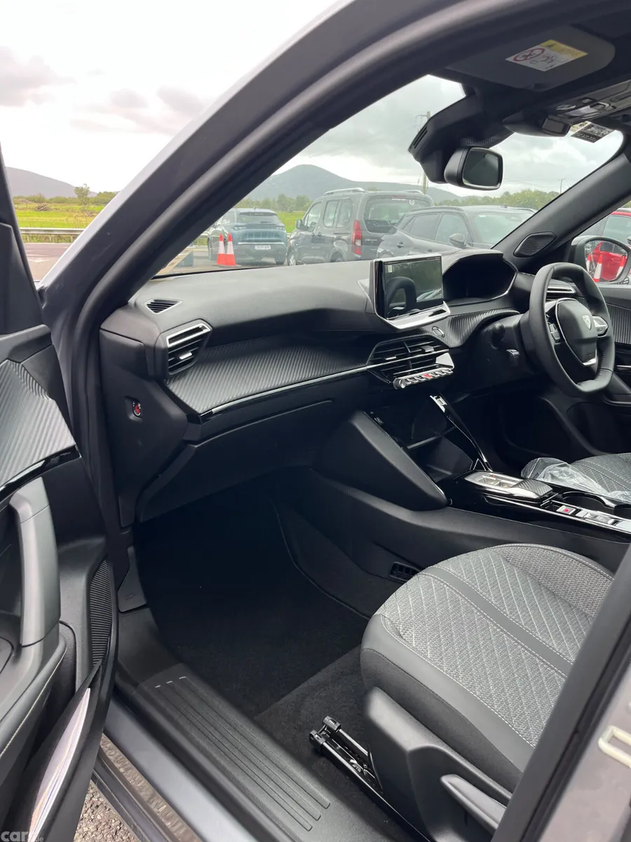 Peugeot 2008 MPV, Electric, 2026, Grey