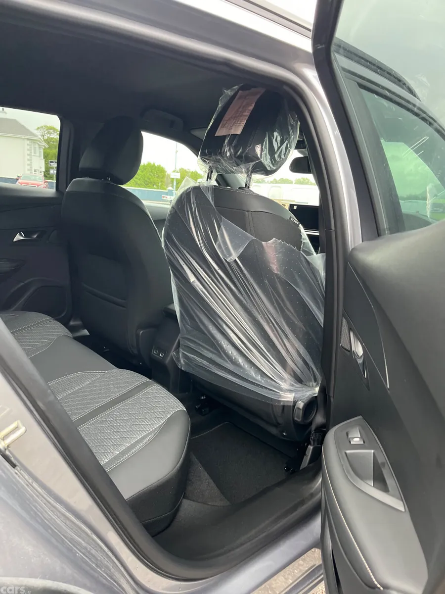 Peugeot 2008 MPV, Electric, 2026, Grey