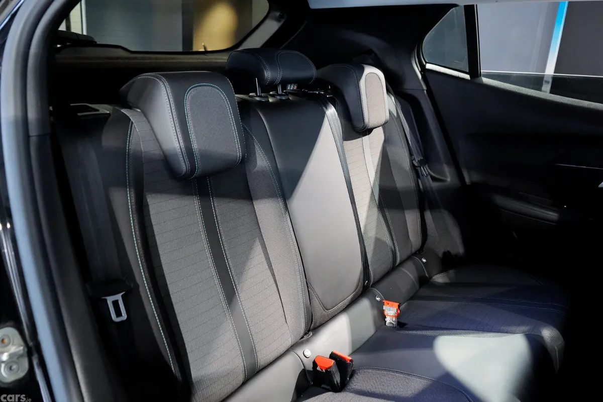 Peugeot 2008 MPV, Diesel, 2021, Black