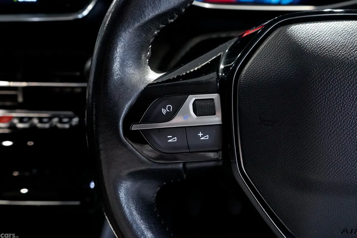 Peugeot 2008 MPV, Diesel, 2021, Black
